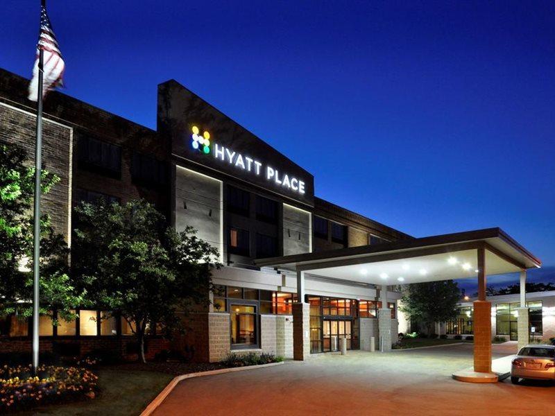 Comfort Suites Milwaukee West Exterior photo