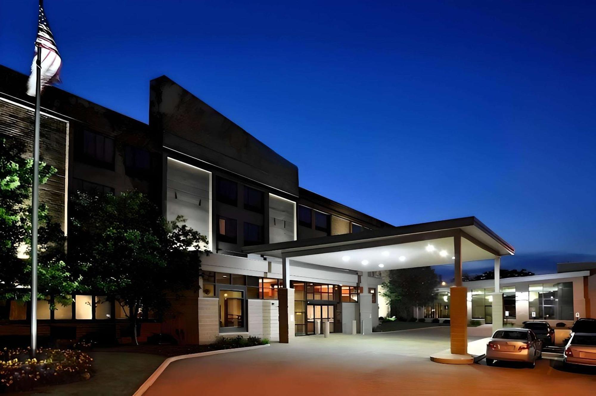 Comfort Suites Milwaukee West Exterior photo