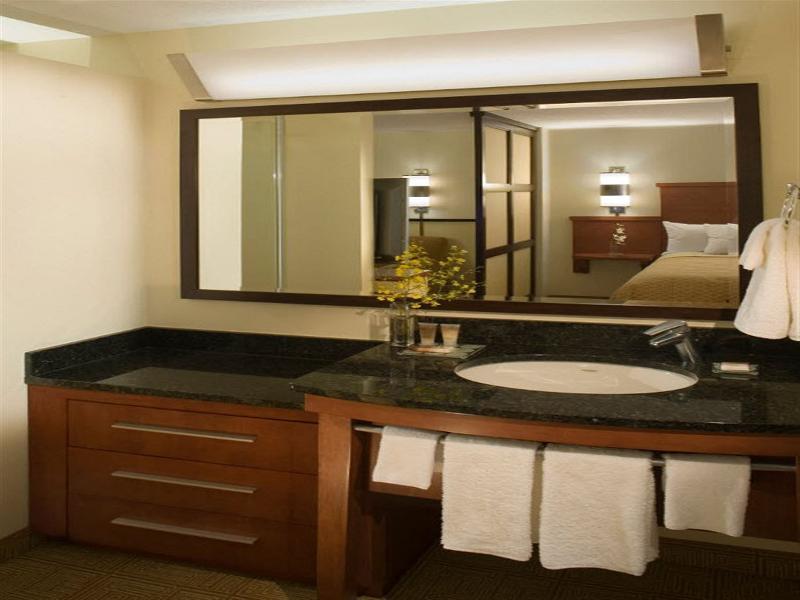Comfort Suites Milwaukee West Interior photo