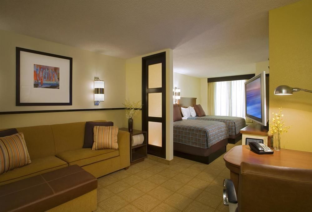 Comfort Suites Milwaukee West Exterior photo