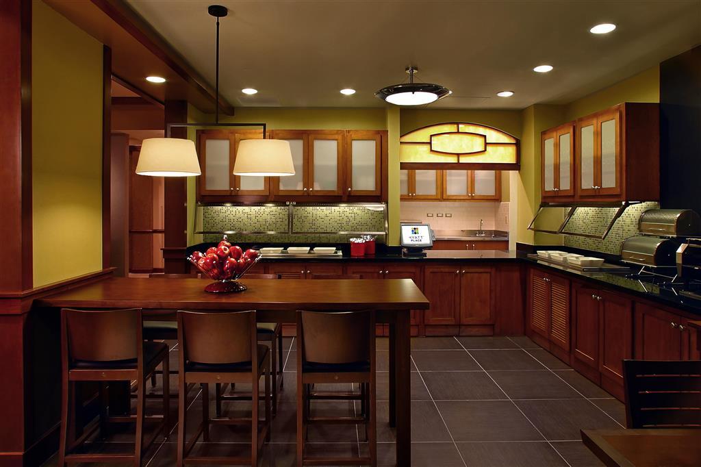 Comfort Suites Milwaukee West Restaurant photo
